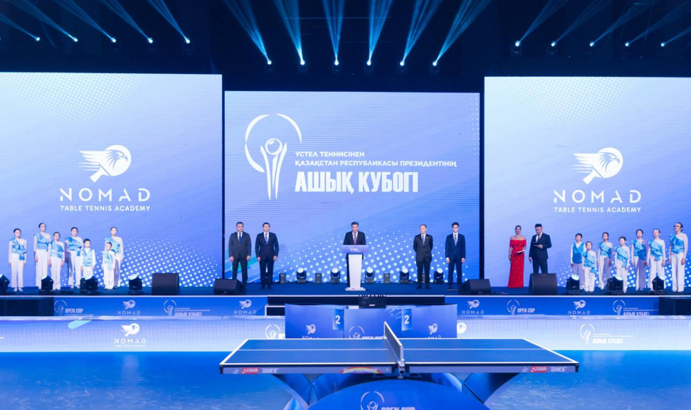 Әйелдер дәретханасына зәр шығарып жатқан адамдардың порно видеосы